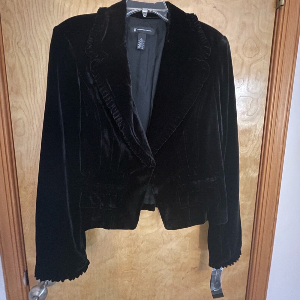 INC Concepts velvet blazer w/ beautiful ruffle detail on the collar & pockets.